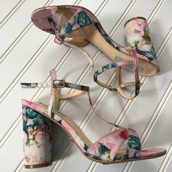 Betsey Johnson Shoes - Betsy Johnson floral fabric shoe SIZE 8-1/2